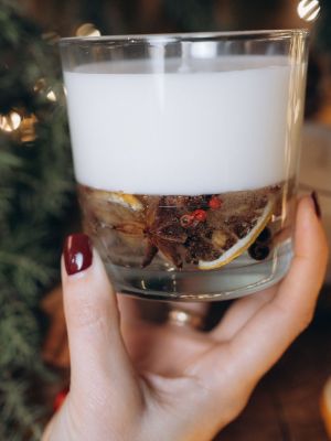 Svece glāzē ar Ziemassvētku dekoru